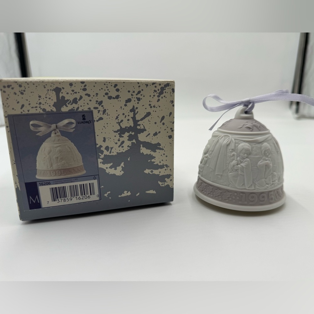 1995 Lladro Christmas bell in mint/new condition with original box.